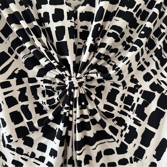 Daisy Fuentes Black Beige Pattern Twist Front Sleeveless Top Women's Size Large - Picture 3 of 16